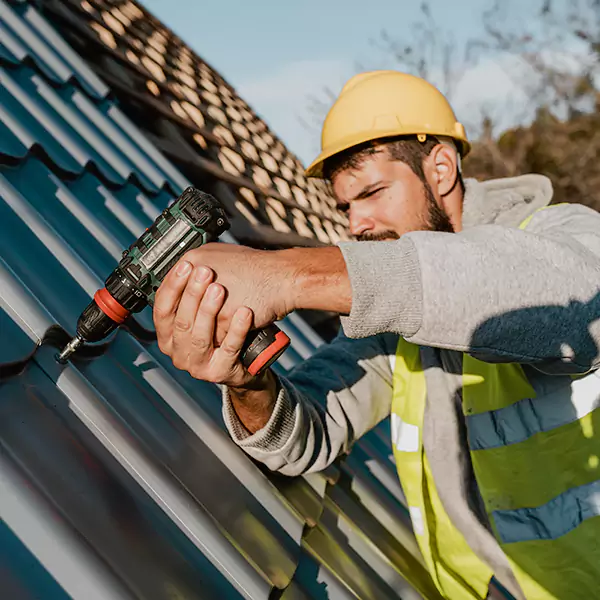 Why Edmonds Homeowners Choose Edmonds Roofing Pro for Steel Roof Repair Service?